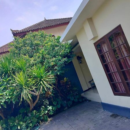 Villa Layang Bulan A Homey Guesthouse For Men Near The Beach In North Kuta Denpasar Exteriér fotografie